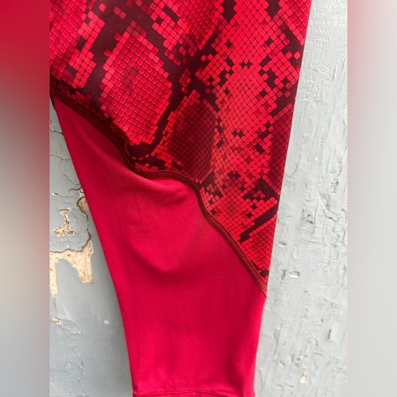 Lululemon Vent It Out Crop, size 6 - Picture 12 of 13